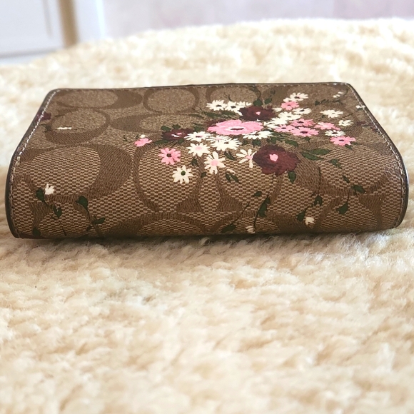 Beautiful NWOT Coach Signature Brown Evergreen Floral Bi-Fold Wallet  🩷🤎🎁🌸🤍 - Picture 6 of 16